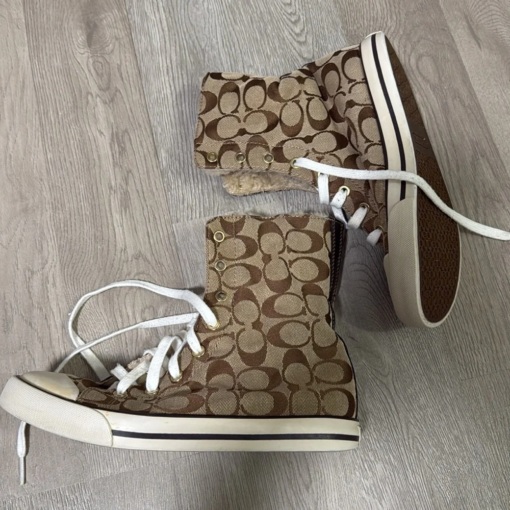 Coach - Picture 2 of 7